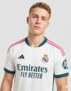 Dettaglio Real Madrid maglia home 2026/2027 Adidas con stemma Real Madrid sponsor Emirates Fly Better e logo HP