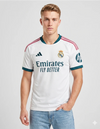 Real Madrid maglia home 2026/2027 Adidas bianca con tre bande rosa e dettagli verde petrolio su colletto e polsini