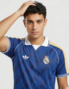 real madrid maglia og 2025 2026 adidas originals dettaglio stemma colletto polo