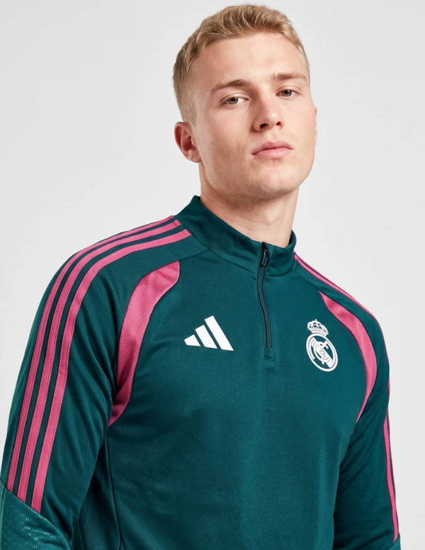 Dettaglio tuta training Tiro Real Madrid 2026/2027 Adidas stemma ricamato e tre strisce