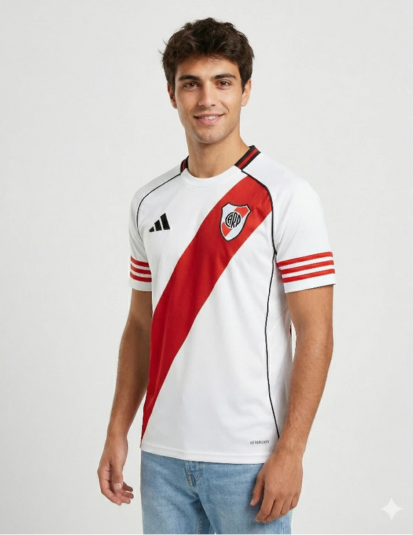 Modello che indossa la maglia River Plate Home 2025/2026 bianca e rossa - Provehito.