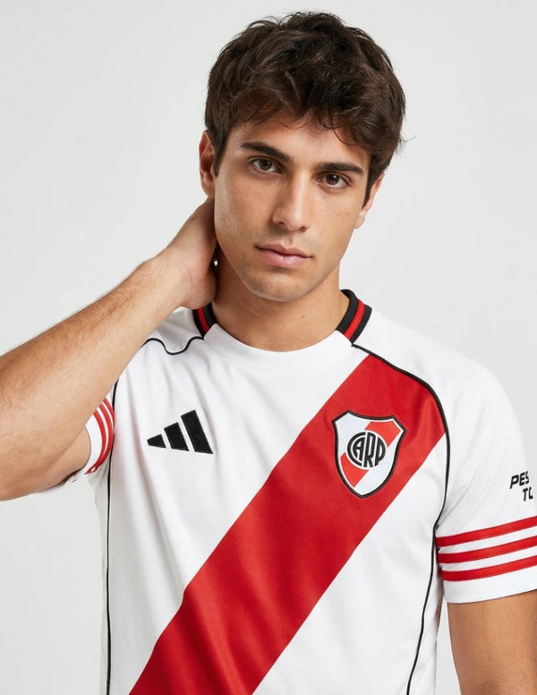 Primo piano sulla banda rossa diagonale e lo stemma del River Plate - Maglia 25/26.
