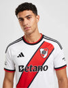 Maglia Home River Plate 2026/2027 Adidas bianca – dettaglio collo e stemma