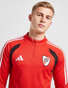 Tuta Allenamento River Plate 2026/2027 Adidas rossa – dettaglio stemma e colletto