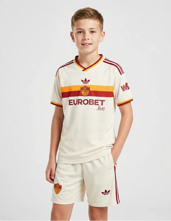 Completino Roma Away Bambino 2026/2027 Adidas panna con banda oro e bordeaux indossato a figura intera