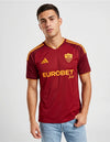 Maglia AS Roma Home 2026/2027 adidas giallorossa con dettaglio stemma indossata
