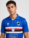 Maglia Home Sampdoria 2026/2027 Macron blu royal – dettaglio collo e stemma