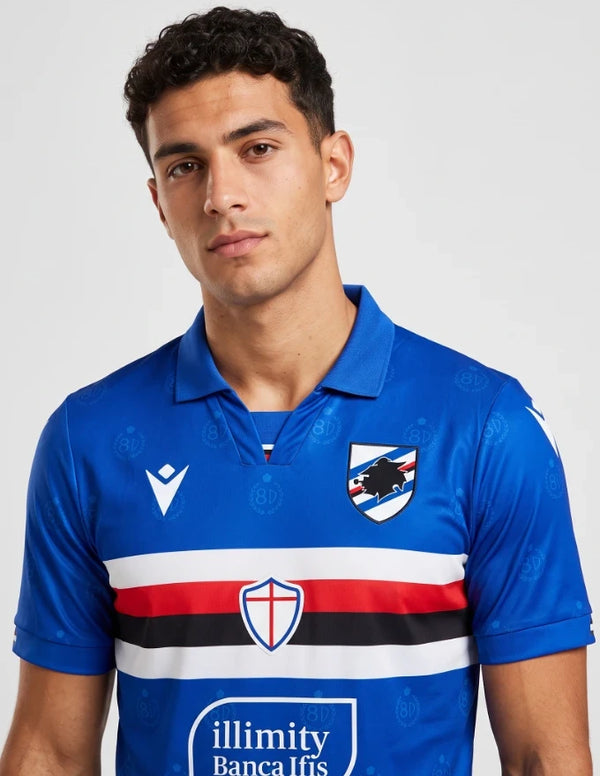 Maglia Home Sampdoria 2026/2027 Macron blu royal – dettaglio collo e stemma