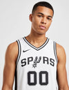 Canotta San Antonio Spurs Association Swingman Nike bianca con logo sperone stellato, vista laterale
