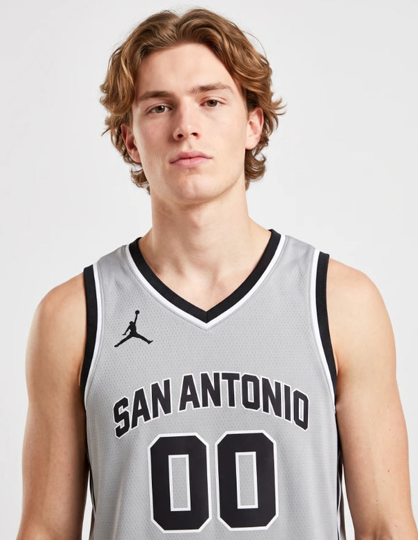 Canotta San Antonio Spurs Statement Swingman 2025/2027 Jordan Brand con wordmark San Antonio, vista frontale ravvicinata