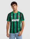 Maglia Sassuolo Home 2026/2027 Puma verde e nera a righe con sponsor Mapei indossata a figura intera
