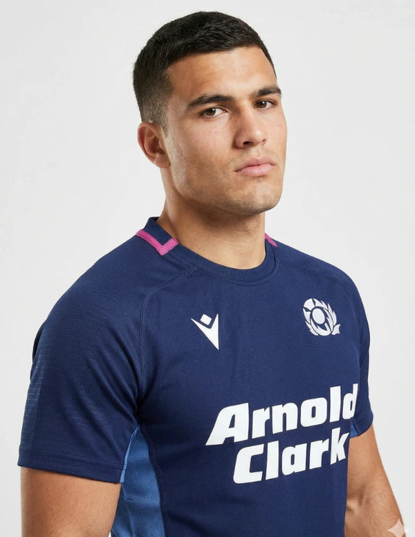 Maglia Scozia Rugby Home 2025/26 Macron - Dettaglio stemma cardo scozzese e colletto rosa