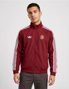 Giacca track top Spagna 2026 adidas Originals bordeaux con tre strisce bianche indossata