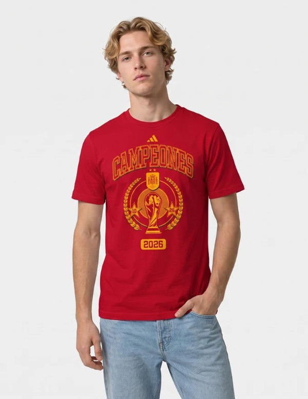 T-shirt celebrativa Spagna Campioni del Mondo 2026 adidas con stemma nazionale e trofeo