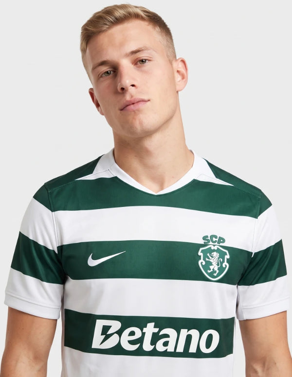 Maglia Sporting Lisbona Home 2026/2027 Nike a righe verdi e bianche con stemma SCP e sponsor Betano
