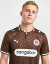 Maglia Home St. Pauli 2026/2027 Puma marrone – dettaglio collo e stemma