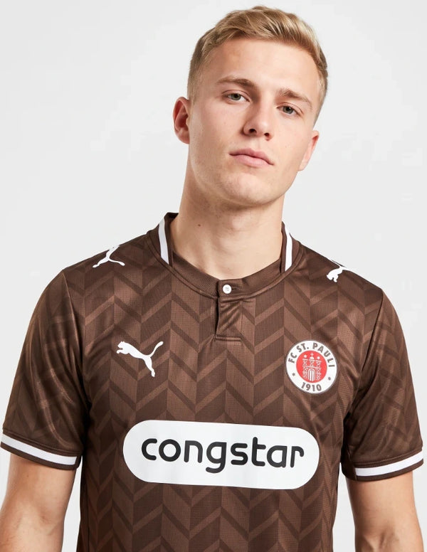 Maglia Home St. Pauli 2026/2027 Puma marrone – dettaglio collo e stemma