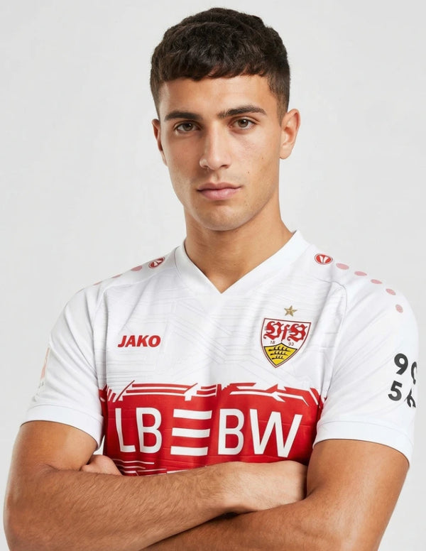 Stoccarda Maglia Home 2025/2026 Jako - Dettaglio Stemma VfB Stella Dorata e Fascia Rossa