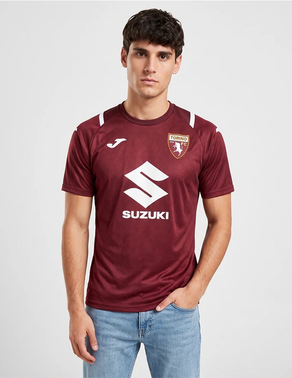 Maglia Torino Home 2026/2027 Joma granata con dettagli bianchi indossata a figura intera