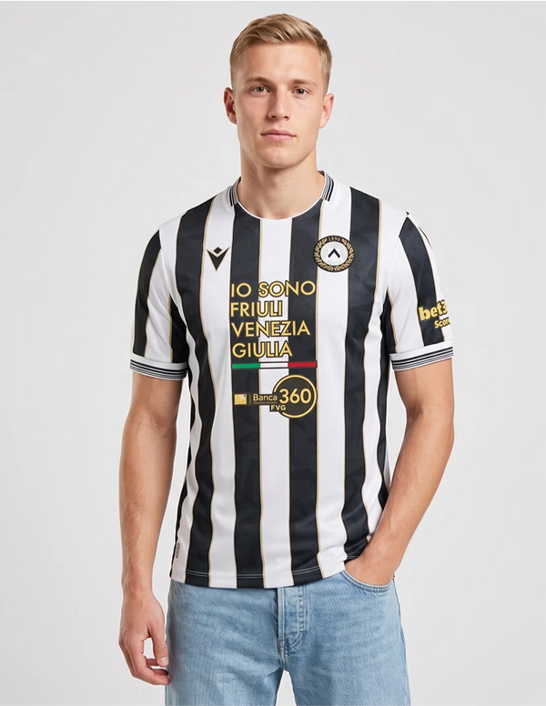 Maglia Udinese Home 2026/2027 Macron bianconera a strisce indossata a figura intera