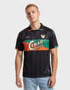 Maglia Venezia Home 2026/2027 NOCTA nera con banda verde-arancio indossata a figura intera