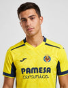 Dettaglio maglia Villarreal Home 2026/2027 Joma stemma Villarreal CF e logo Pamesa