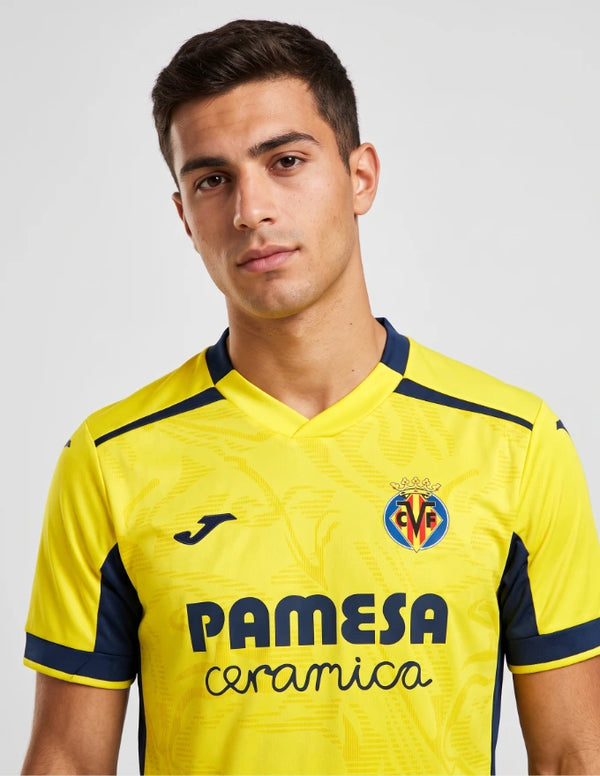 Dettaglio maglia Villarreal Home 2026/2027 Joma stemma Villarreal CF e logo Pamesa